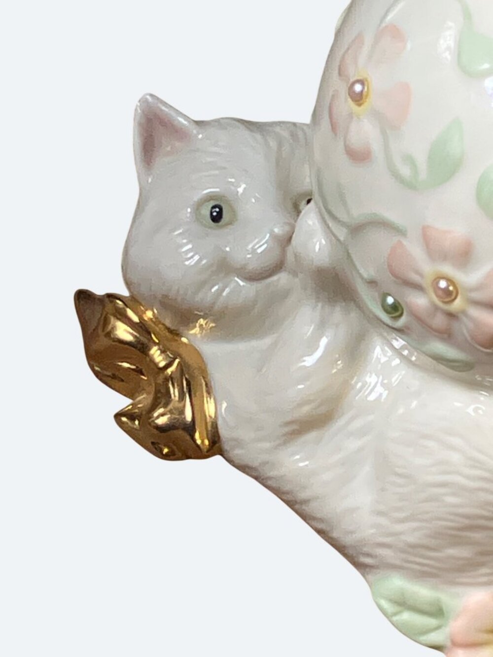 Lenox Petals & Pearls Cat Bud Vase With Floral and Gold Colored Accents - Picture 12 of 16